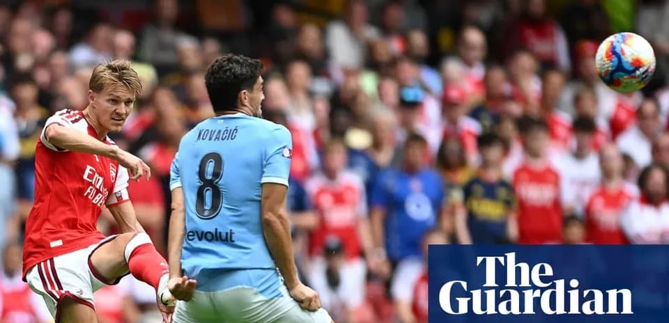 Jugador de Arsenal lanzando el balón hacia el frente
