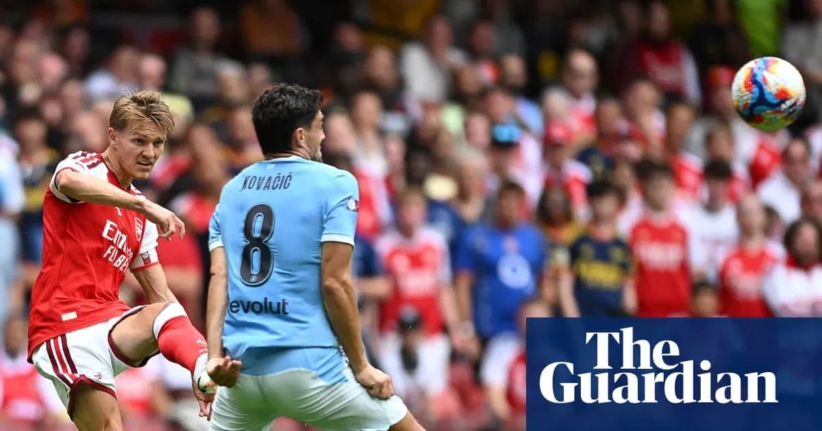 Jugador de Arsenal lanzando el balón hacia el frente