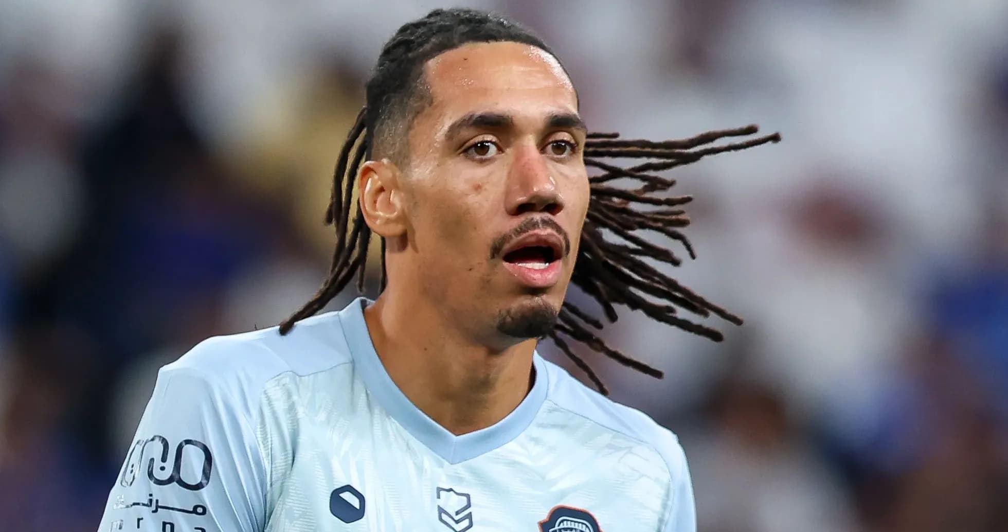 Jugador con trenzas en camiseta de fútbol azul