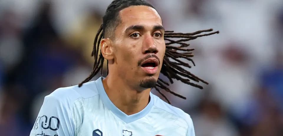 Jugador con trenzas en camiseta de fútbol azul