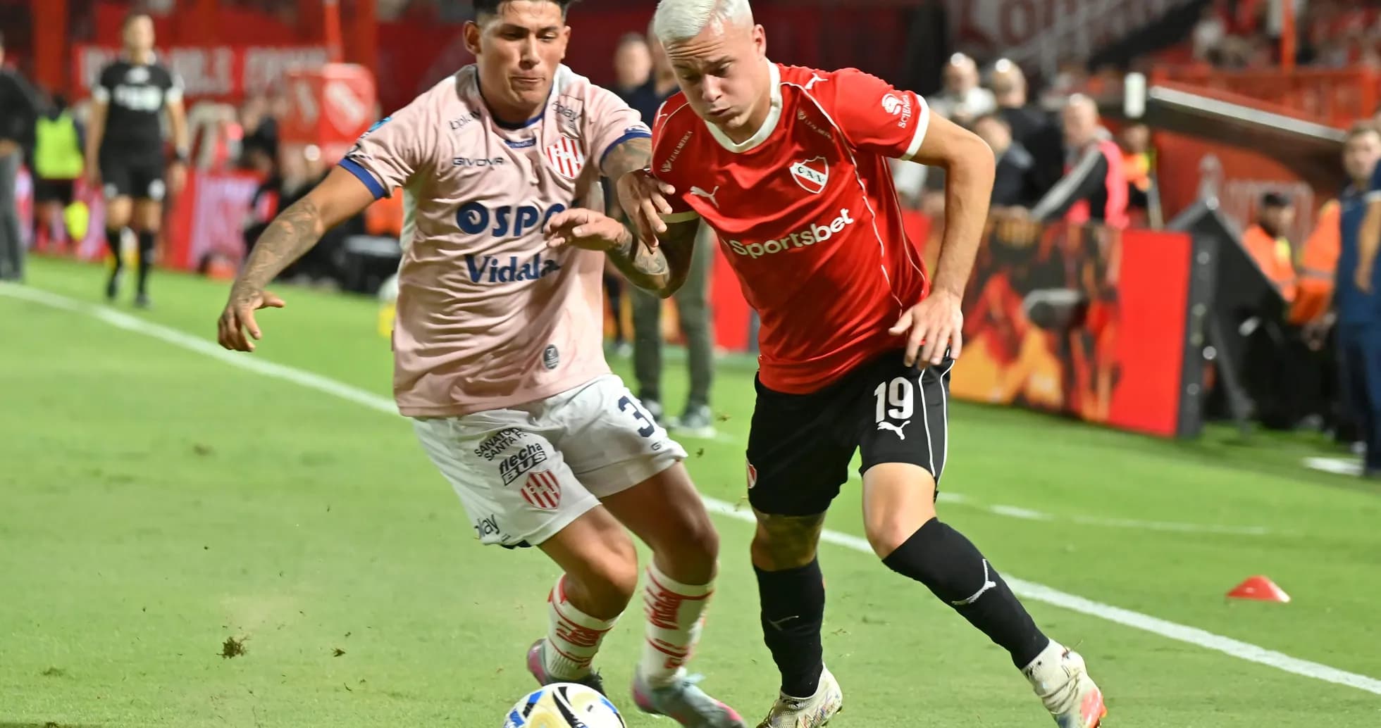 Jugadores de Unión y Independiente luchando por el balón