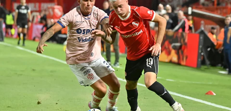 Jugadores de Unión y Independiente luchando por el balón