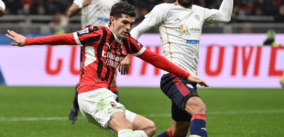 Jugador de AC Milan derrapando durante el partido