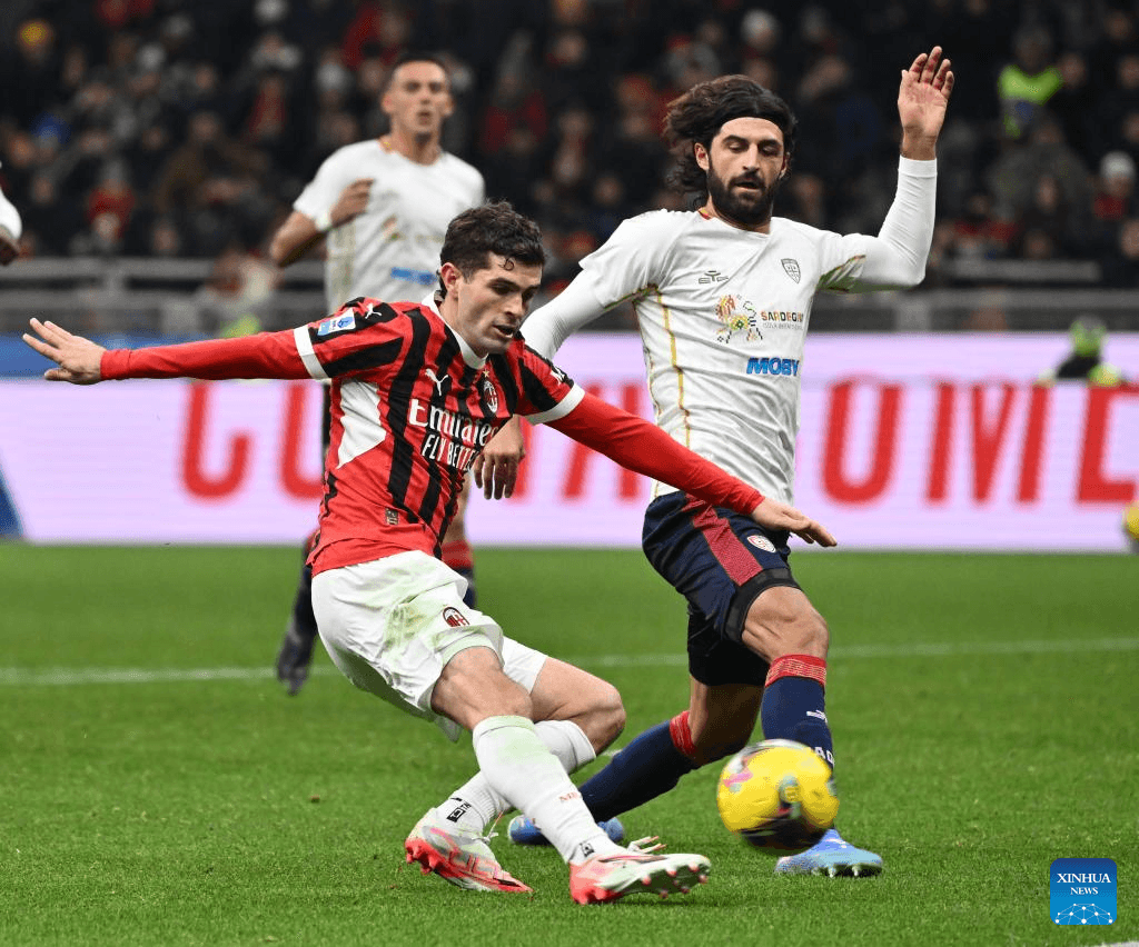 Jugador de AC Milan derrapando durante el partido