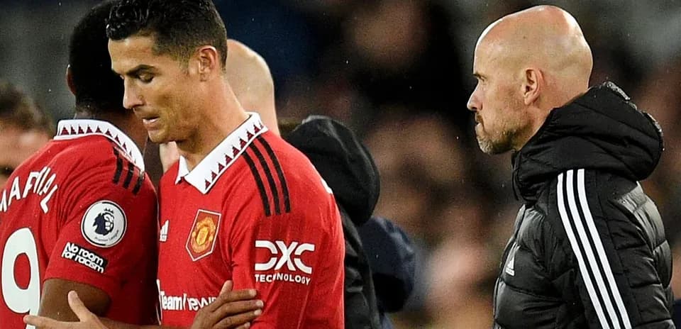 Cristiano Ronaldo siendo sustituido durante un partido
