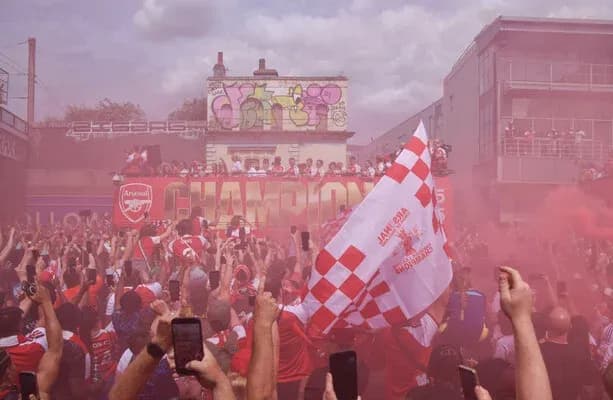 Aficionados de Arsenal celebrando en la calle