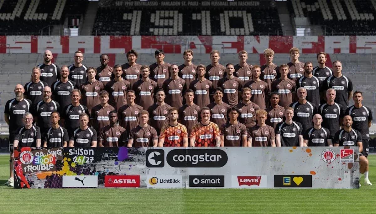 Equipo de fútbol posando en el estadio
