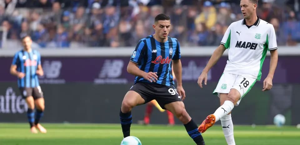 Jugador de Atalanta en acción durante el partido