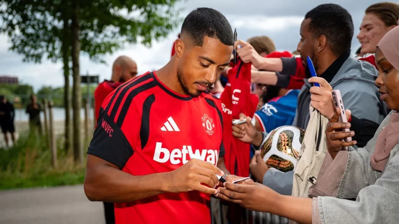 Jugador de Manchester United firmando autógrafos a fans