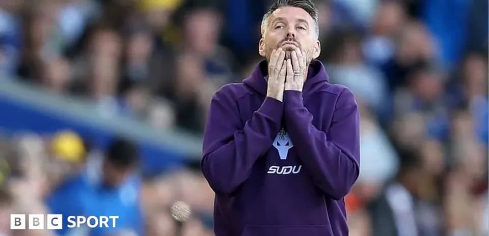 Entrenador en la banda durante un partido