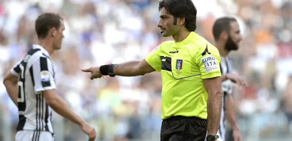 Árbitro señalando una infracción durante el partido