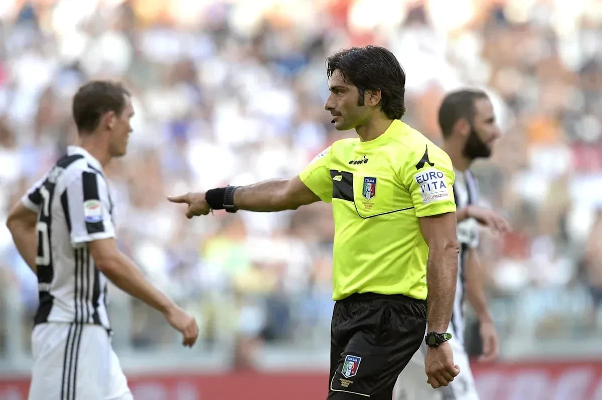 Árbitro señalando una infracción durante el partido