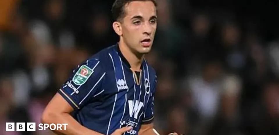 Jugador corriendo en el campo durante un partido