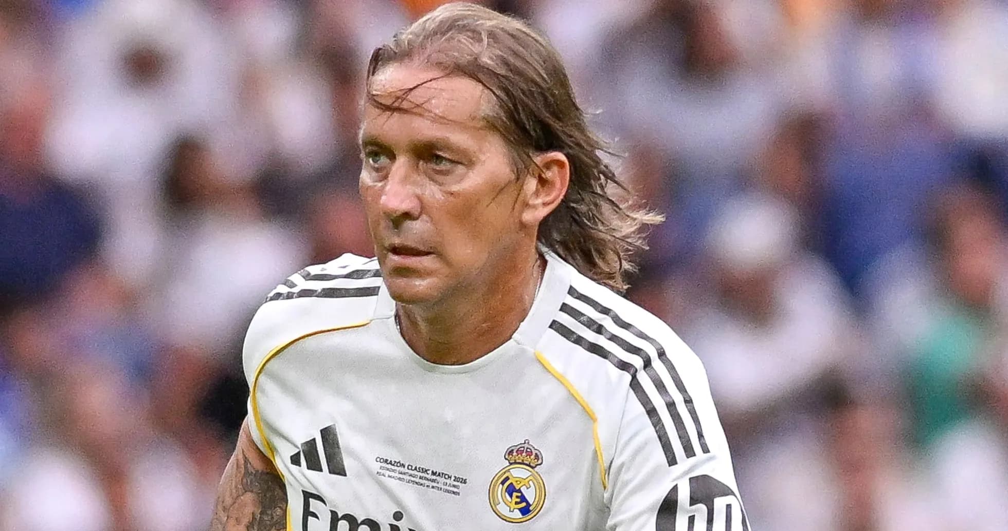Jugador de Real Madrid corriendo en el campo