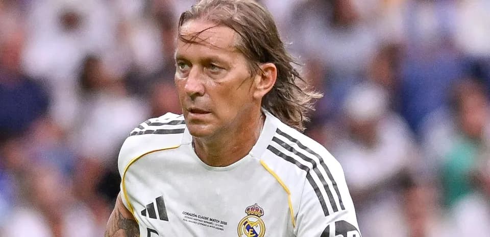 Jugador de Real Madrid corriendo en el campo