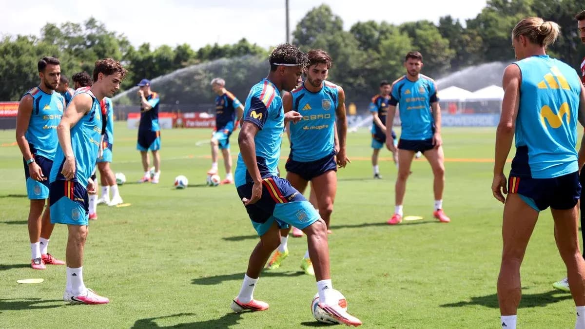 Jugadores de España entrenando en el campo de fútbol