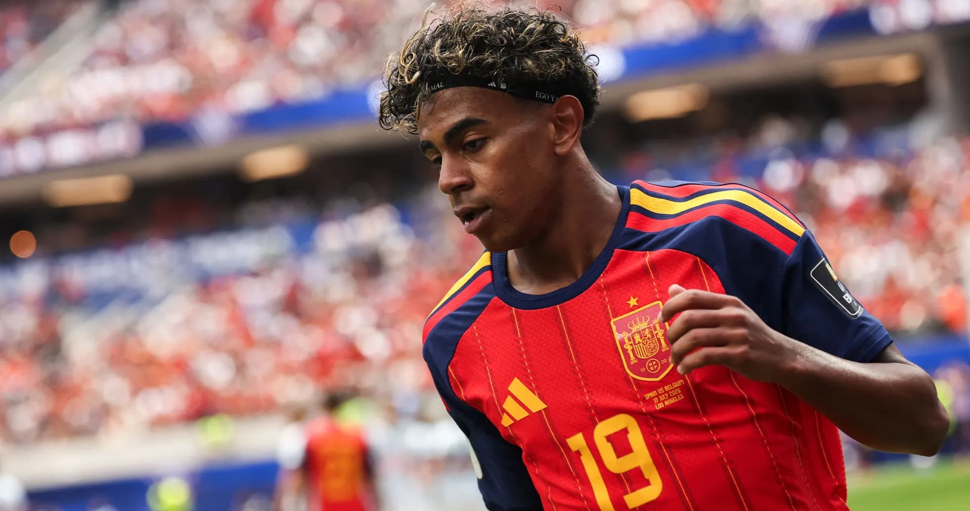 Jugador de España corriendo en el campo de fútbol