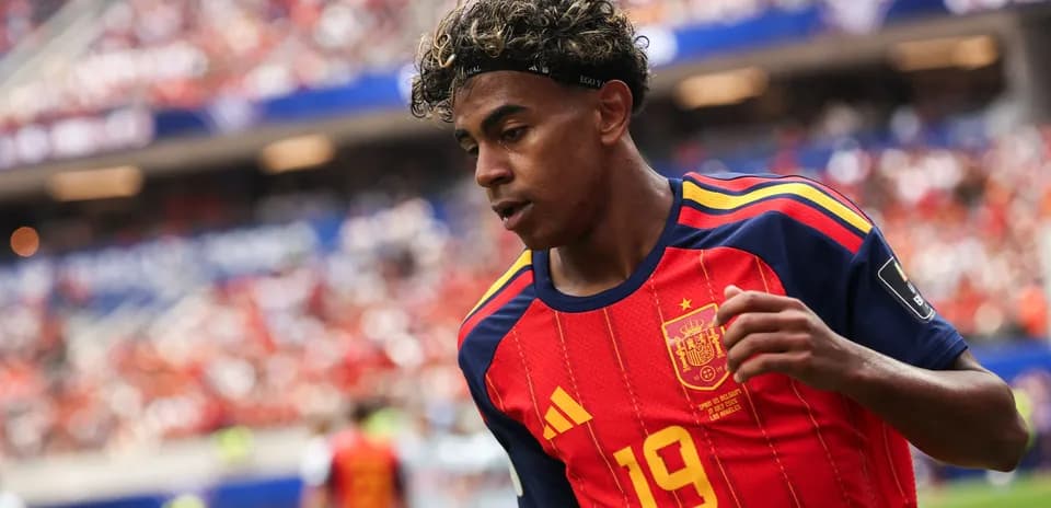 Jugador de España corriendo en el campo de fútbol