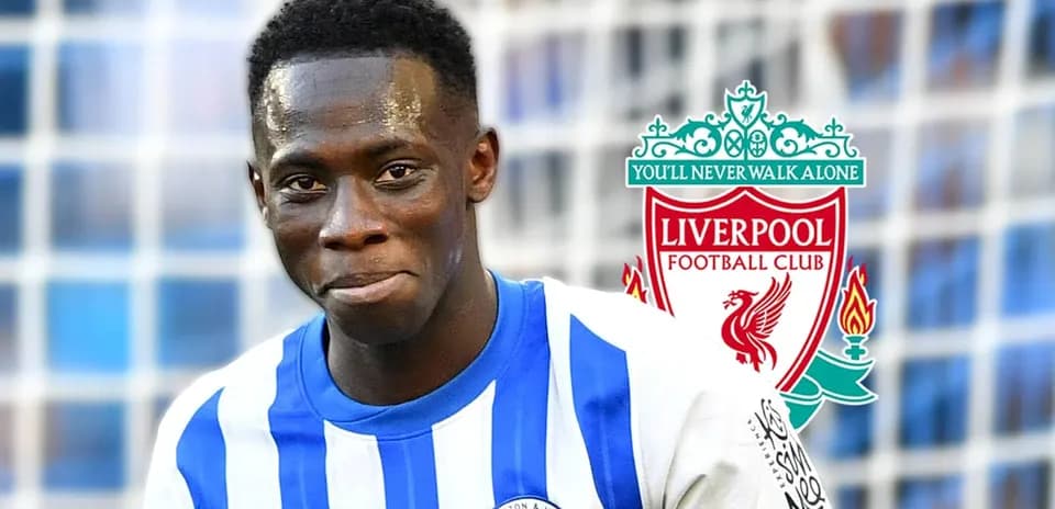 Jugador de Brighton sonriendo con logo de Liverpool detrás