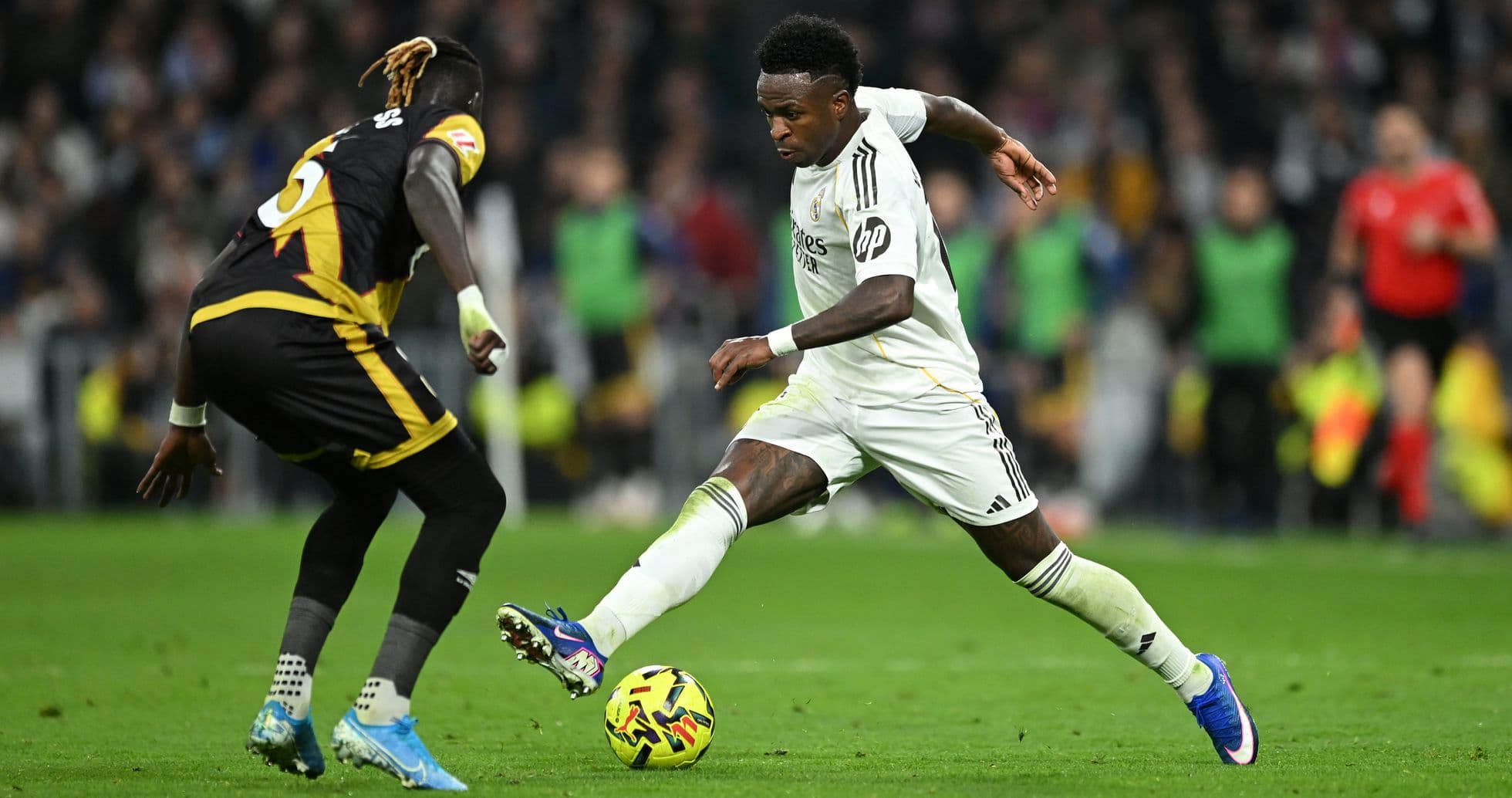 Vinícius Júnior dribbling durante el partido