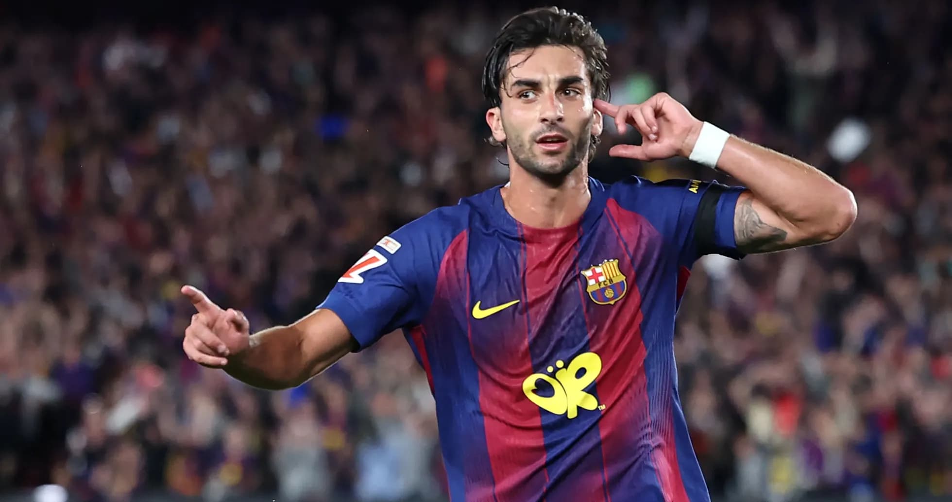 Jugador de Barcelona celebra un gol en el estadio