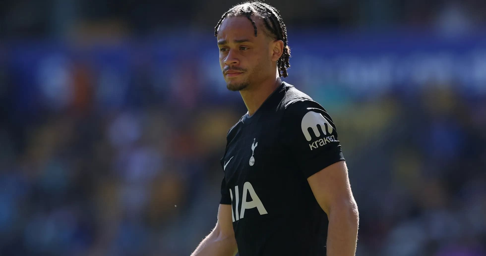 Jugador de Tottenham caminando por el campo