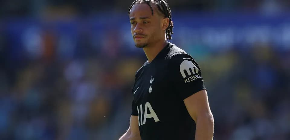 Jugador de Tottenham caminando por el campo