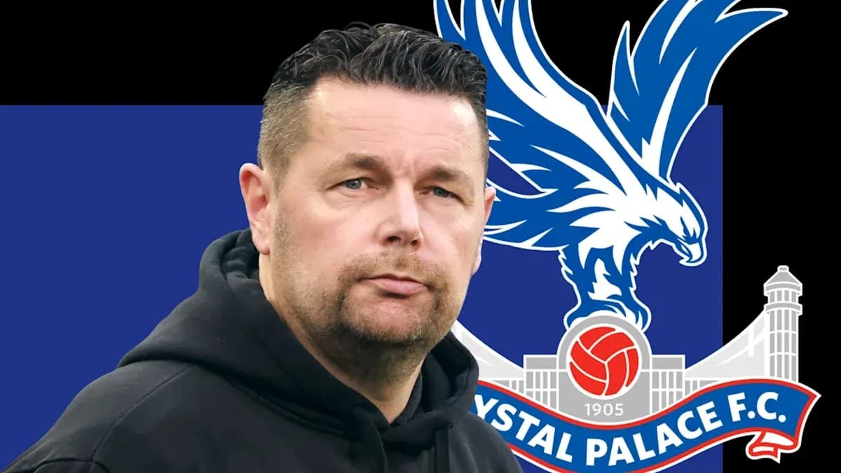 Entrenador de Crystal Palace con logo del club