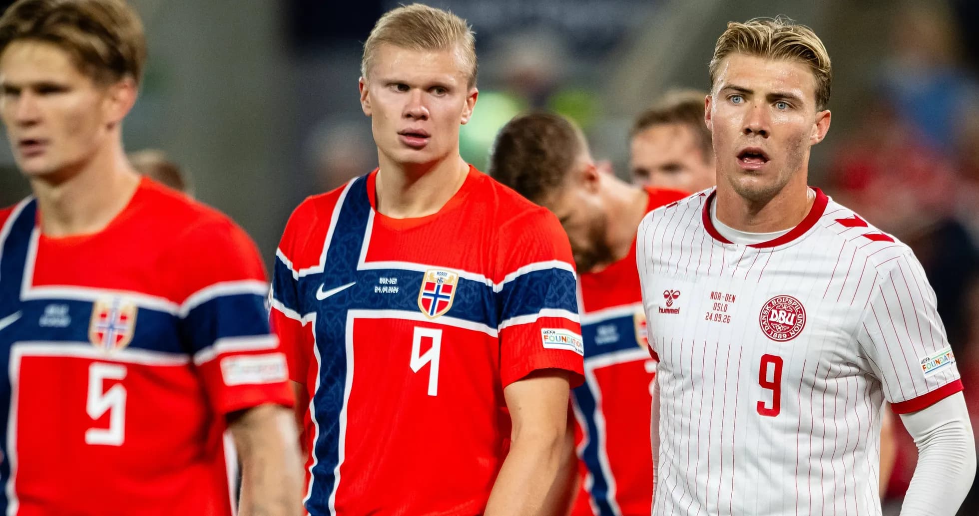 Jugadores de Noruega y Dinamarca en el campo