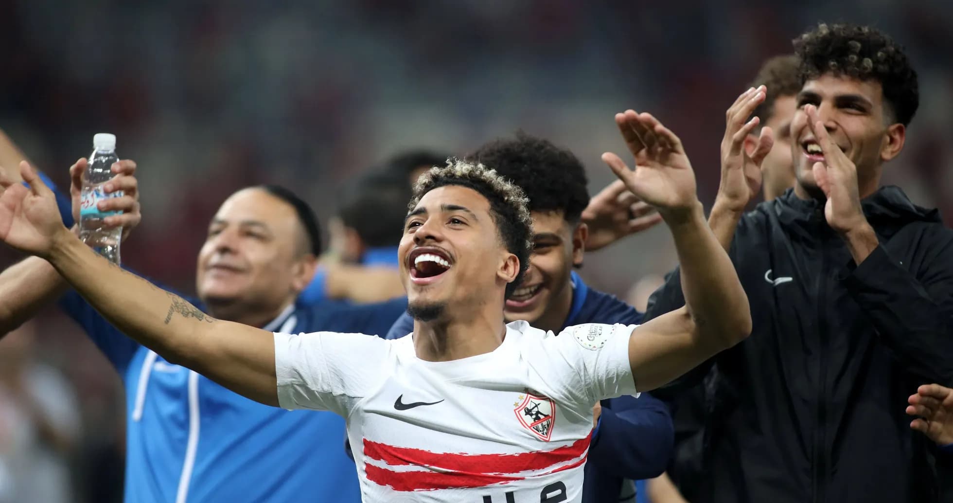 Jugadores celebrando en el campo después del partido