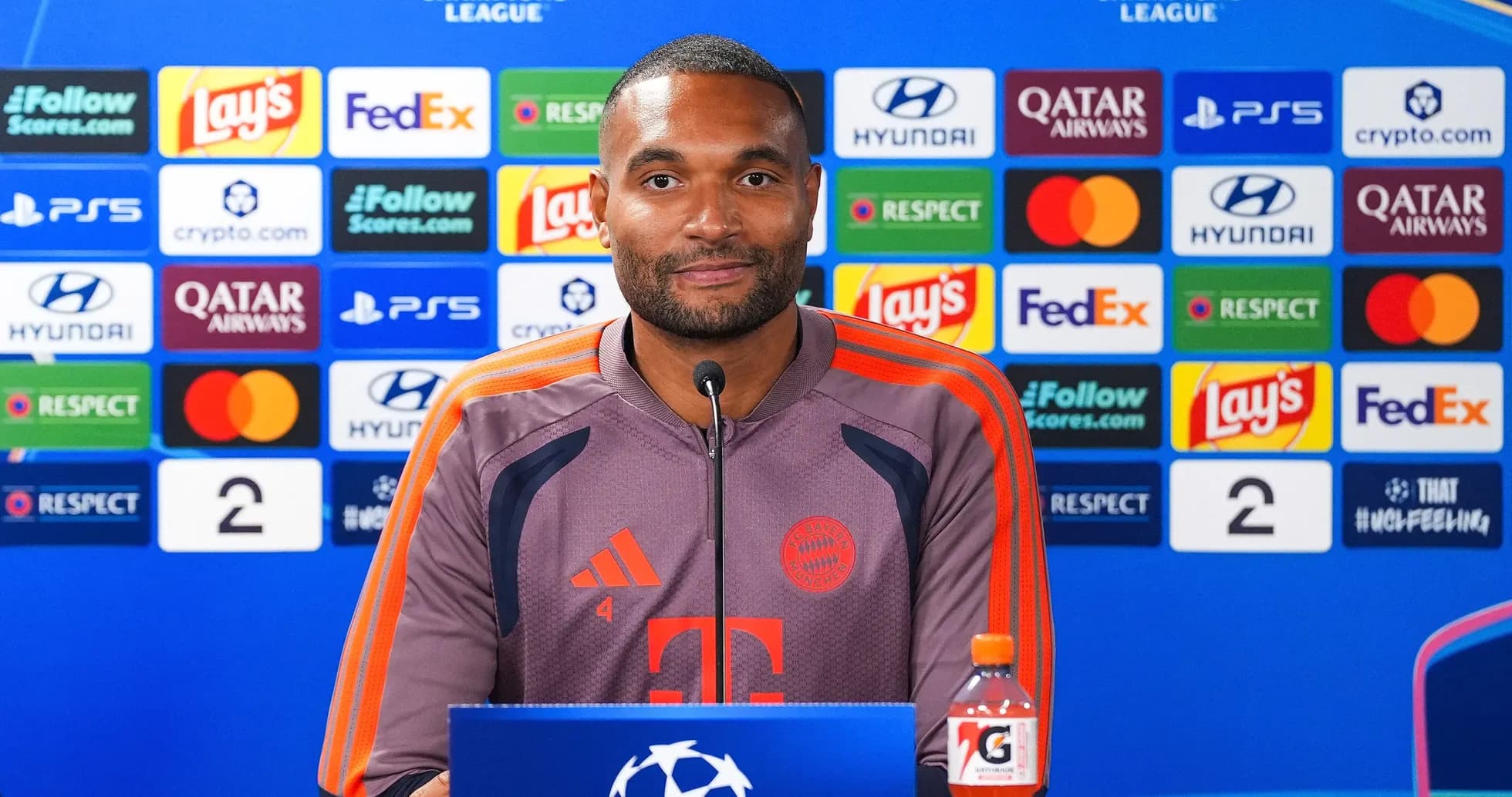 Jugador en rueda de prensa antes de partido de Champions