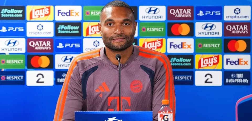 Jugador en rueda de prensa antes de partido de Champions
