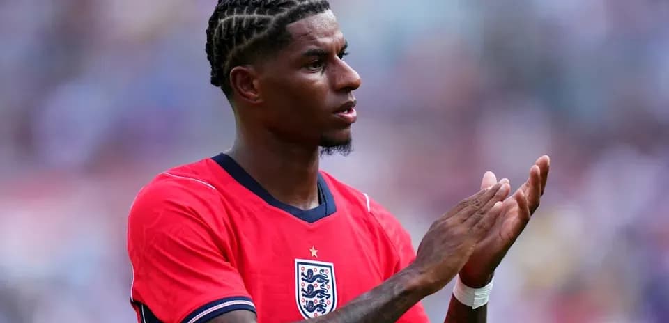 Jugador aplaudiendo con camiseta roja de Inglaterra