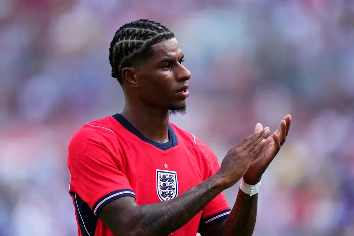 Jugador aplaudiendo con camiseta roja de Inglaterra