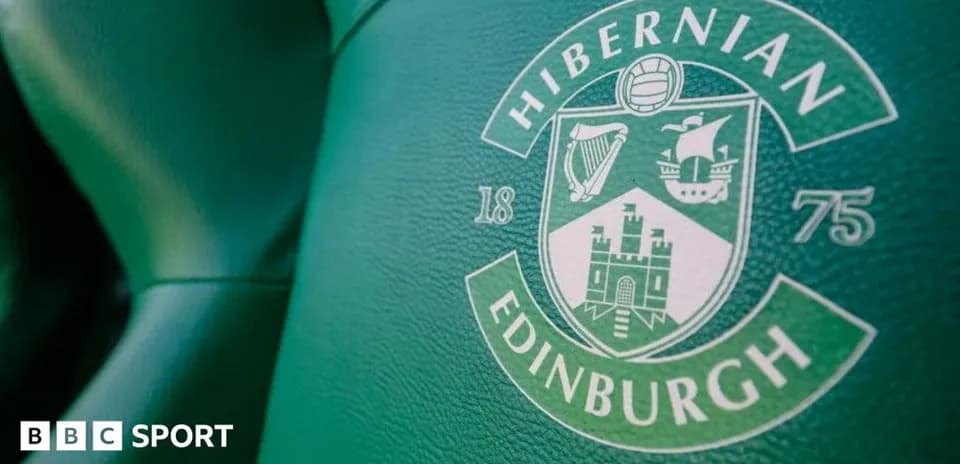 Escudo del Hibernian FC en un asiento verde