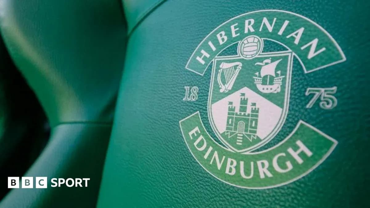 Escudo del Hibernian FC en un asiento verde