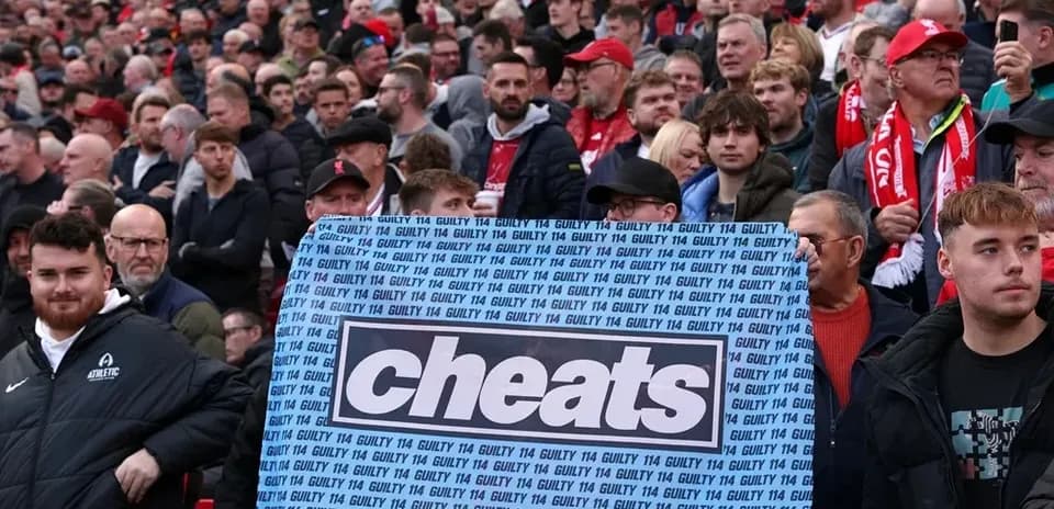 Afanados sosteniendo un cartel que dice 'cheats'