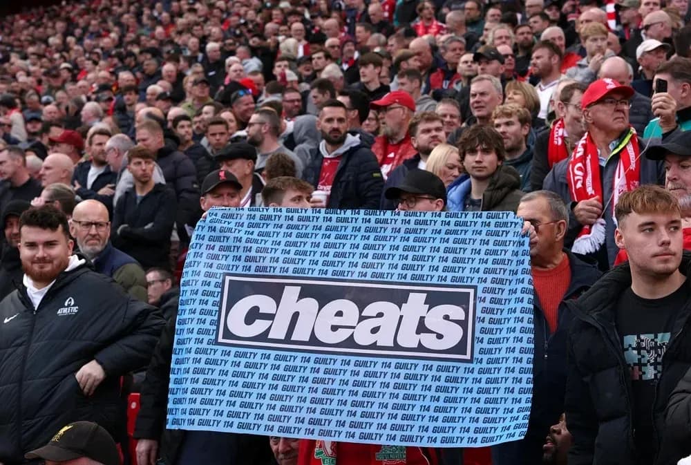 Afanados sosteniendo un cartel que dice 'cheats'