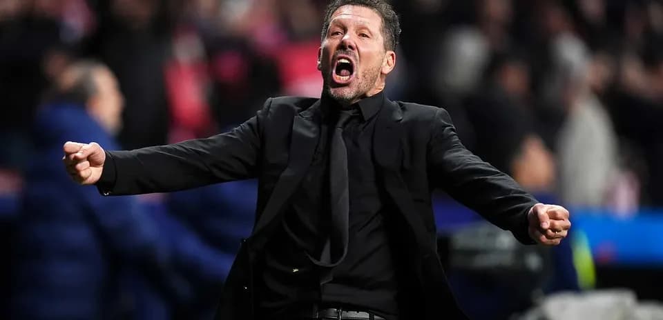 Entrenador celebrando en la línea de banda