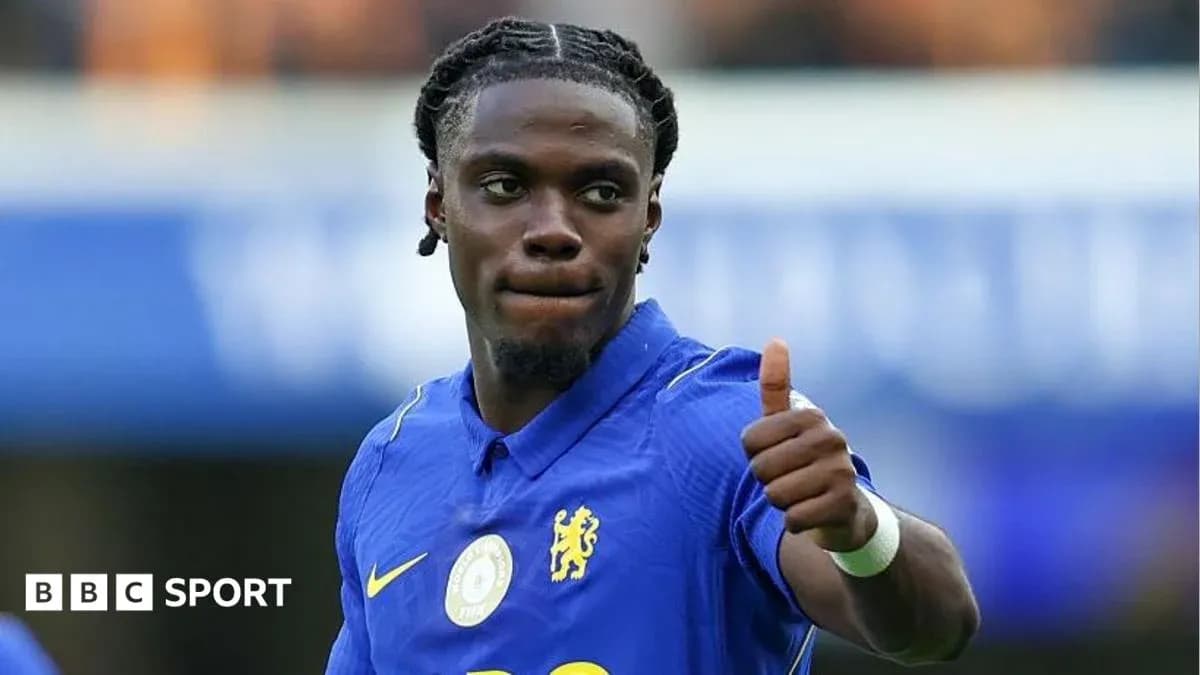 Jugador de Chelsea dando pulgar arriba en el campo