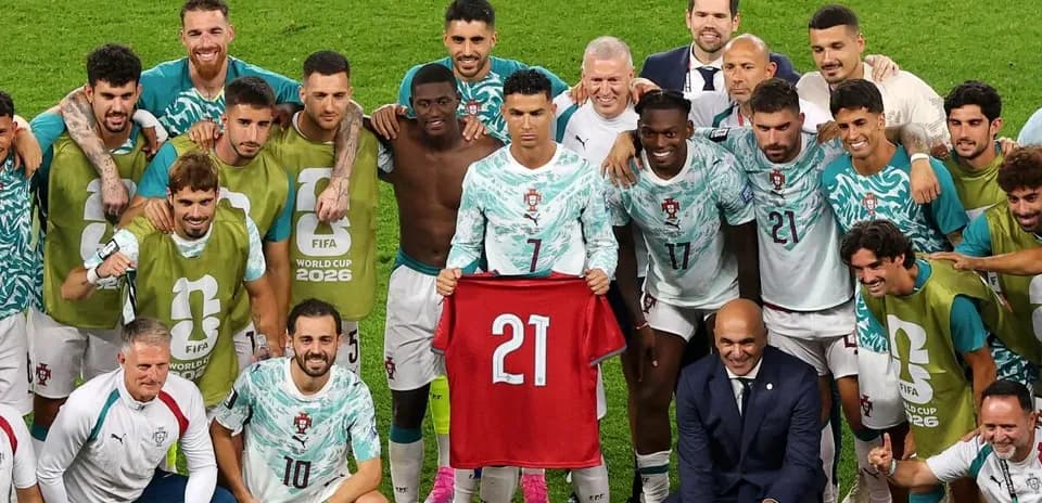 Equipo de Portugal posando con camiseta después del partido