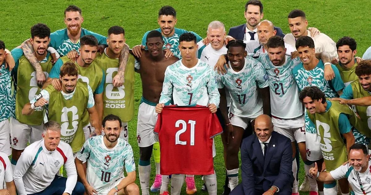 Equipo de Portugal posando con camiseta después del partido