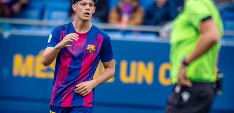 Jugador del Barcelona caminando hacia el árbitro