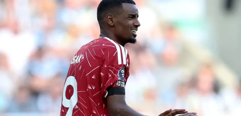 Jugador con camiseta roja en acción durante partido