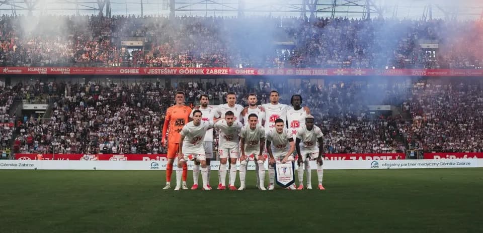 Equipo de Górnik Zabrze en el estadio