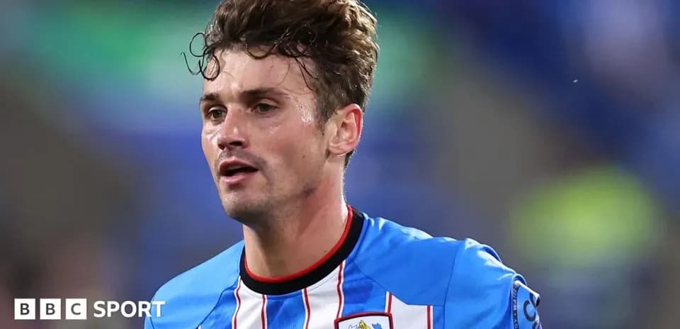 Jugador con camiseta azul y blanca en el campo