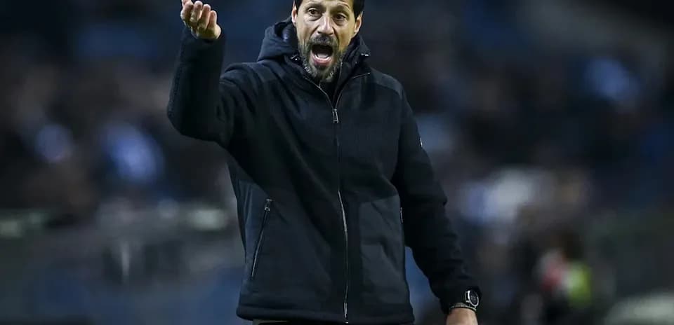 Entrenador dirigiendo a su equipo durante el partido