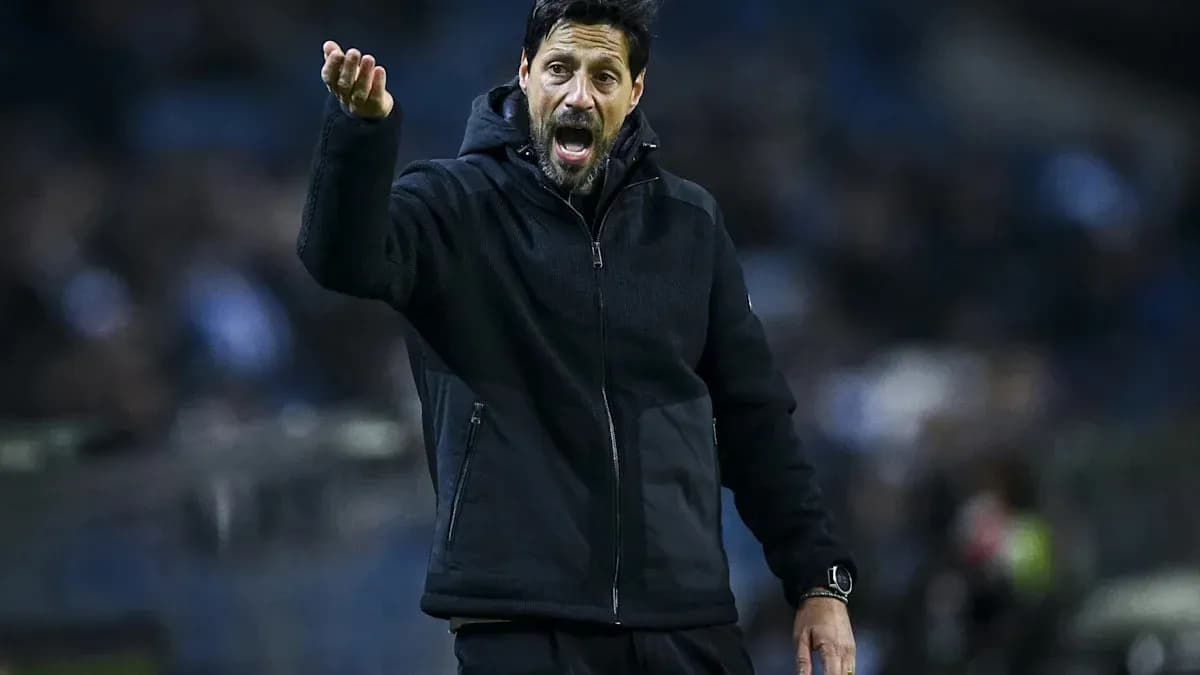 Entrenador dirigiendo a su equipo durante el partido