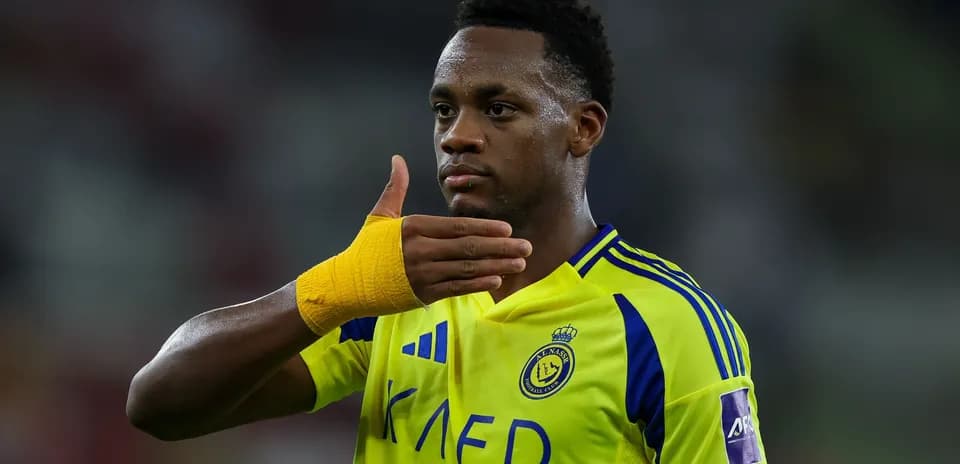 Jugador con camiseta amarilla señalando con la mano