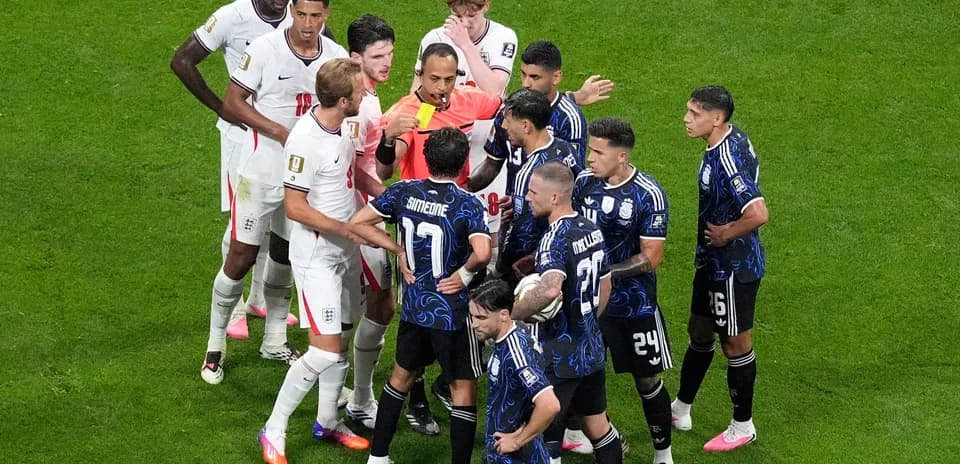 Jugadores de Inglaterra y Argentina discutiendo con el árbitro